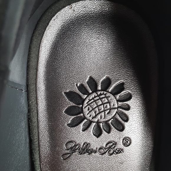 Yellow Box olive faux suede platform pumps - Picture 6 of 8